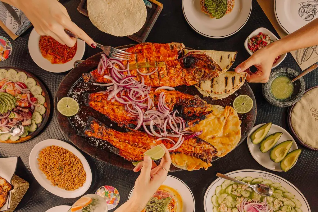 Pescado a las brasas, ceviches, tortillas y guarniciones de Campomar